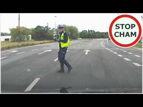 Policjant poluje na kierowców na środku jezddni