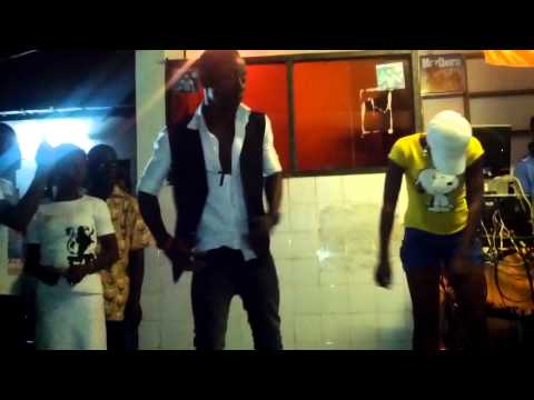 Prestation de Sami heros avec sa fille elyse en mode chipolo polo.