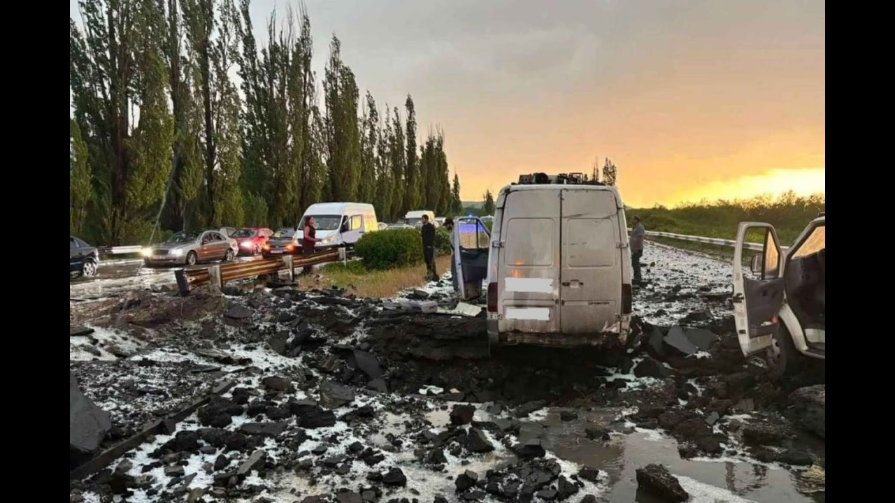 Փրկարարներն ու ոստիկանները օգնություն են ցուցաբերել կամրջի փլուզման հետևանքով արգելափակված քաղաքացիներին
