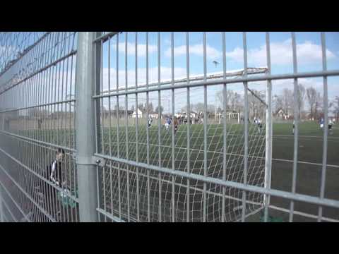 Bas van Toorn stuit op keeper van Nieuwkuijk B1 (1 april 2013)