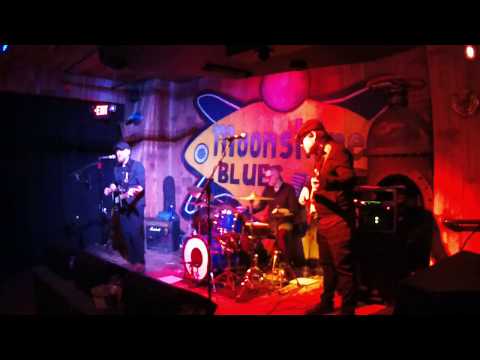 Odds Lane live at the Moonshine (Sultans Of Swing - Dire Straits)