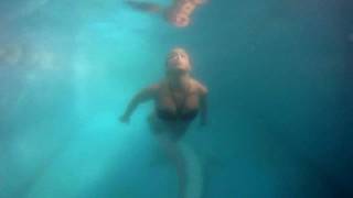 preview picture of video 'Cubiertas de piscinas chica nadando bajo agua - Almeria Mojacar playa 5 diciembre  2011'