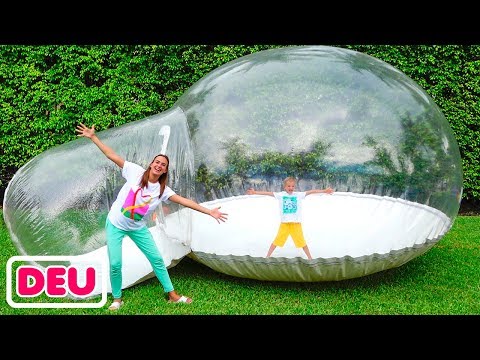 Vlad und Nikita bauen ein aufblasbares Spielhaus für Kinder