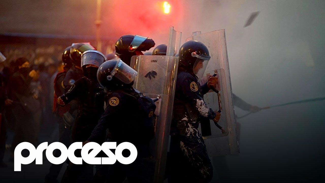 Marcha del 2 de octubre concluye con enfrentamientos en el Zócalo; policías y reporteros heridos