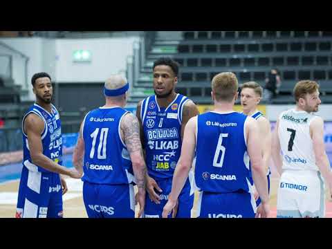 Steven Davis blockar Fryshusets Rami Ghanem & Barra Njie