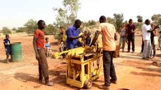 preview picture of video 'How to produce a brick with clay and community'