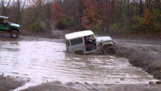 preview picture of video 'Toyota FJ40 vs Suzuki Samurai climbing out of mud pond - Wellsville'