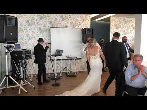 Ingresso sposi in sala Michela e Orlando  (Pino Visone)