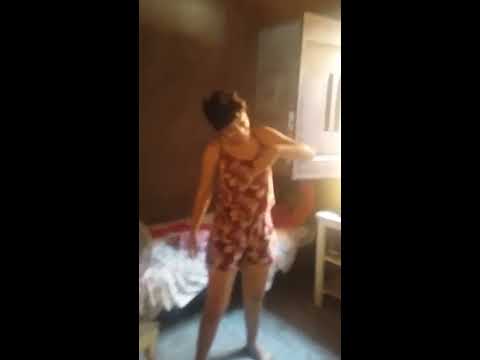 Menina de 12 anos dançando deu onda.