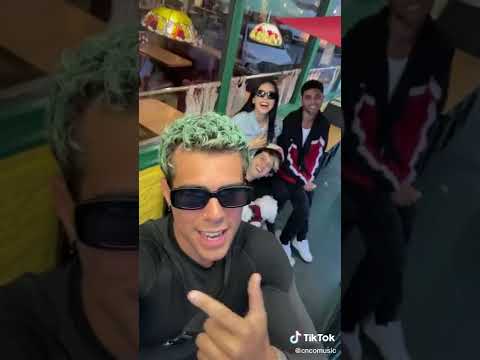 CNCO anunciando Plutón junto a Kenia Os
