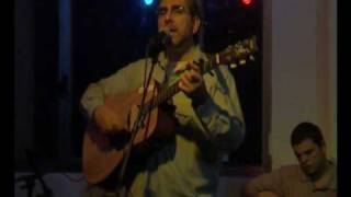 Benyamin Steinberg Performs Shlomo Carlebach Sheb Shifleinu" (הזמר והיוצר בנימין שטיינברג) - התמונה מוצגת ישירות מתוך אתר האינטרנט יוטיוב. זכויות היוצרים בתמונה שייכות ליוצרה. קישור קרדיט למקור התוכן נמצא בתוך דף הסרטון