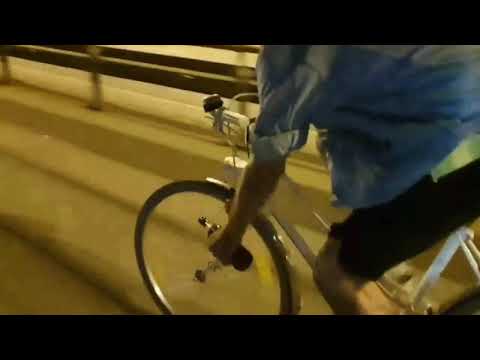 Betrunkener Obdachloser öffnet Bier mit Fahrrad!!