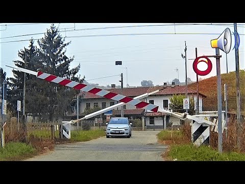 Passaggio a livello tra Strada Fornaci e SP 456, Agliano (AT) treno in transito # railroad crossing