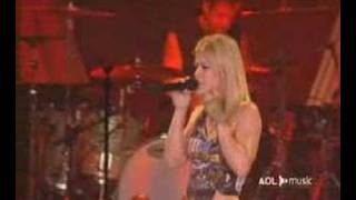 Kelly Clarkson - Addicted (LIVE)