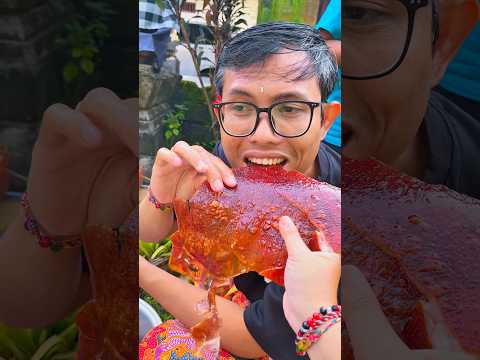 Mr. Genta Senja Omang tests the crispy skin of a large roasted pig #wiangfamily