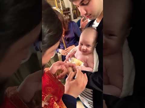 Βάπτιση και χαμόγελα: Μια ορθόδοξη στιγμή στη Γεωργία