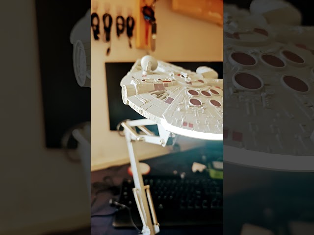 Vídeo relacionado con Star Wars Millennium Falcon - Luz de libro con clip - Luz de lectura oficial de Disney, diseño de lámpara de clip con cable flexible, con la icónica nave espacial Han Solo, 3 modos de luz, funciona