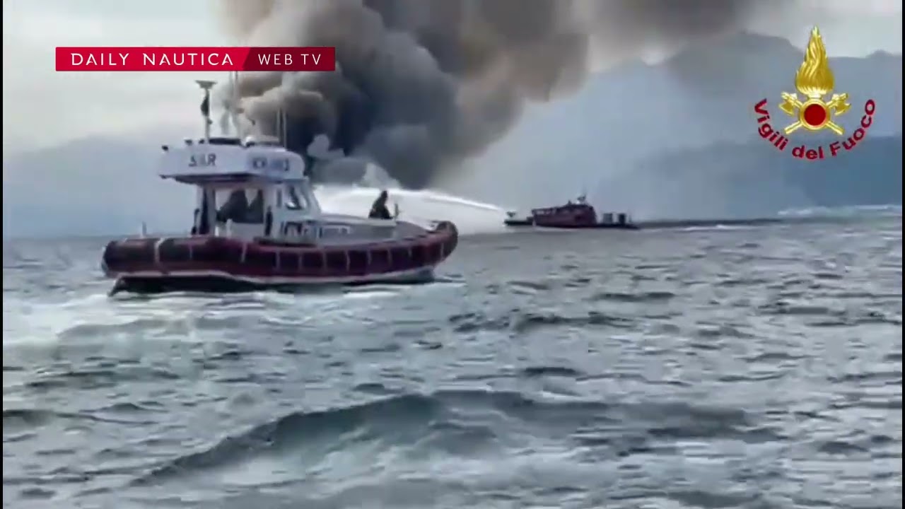 Lo yacht a vela di 24 metri “Principessa Matera” in fiamme al largo di Bergeggi