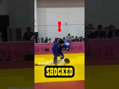 She Dislocated Her Finger… And Kept Fighting 😳🔥#shorts
