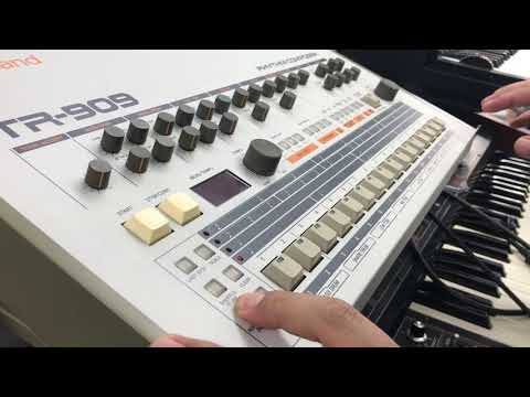 Otaku Tokyo : Roland TR-909 Demo