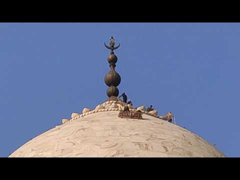 workers on the dome of Tajmahal