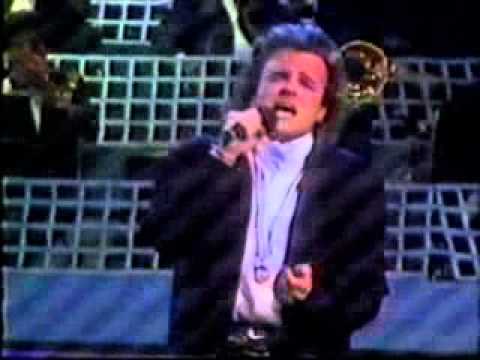 Juan Santana Con Raúl Velasco entrevista mejor interprete OTI 88