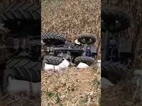 TRATOR VIRAR CARREGADO DE MILHO NO POV SACO CÍCERO DANTAS BA 30 DE NOV 2025