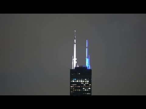 New antenna configuration at Willis Tower (formerly Sears Tower) gets new strobe light.