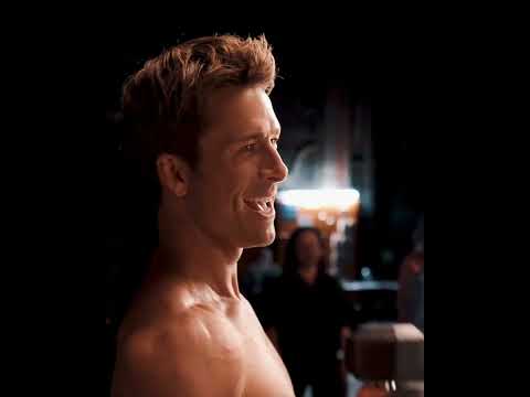 グレン・パウエル、もう脱がない宣言！？（字幕版）