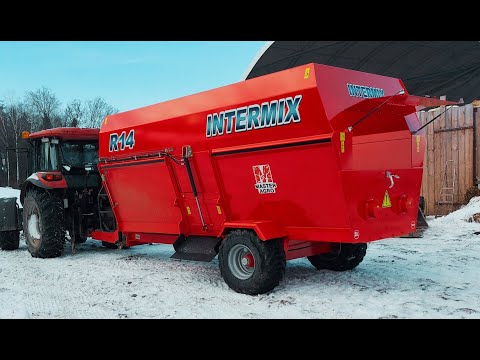 Poziomy paszowóz INTERMIX R14 Premium. W gospodarstwie rolnym w województwie Warmińsko-Mazurskim.