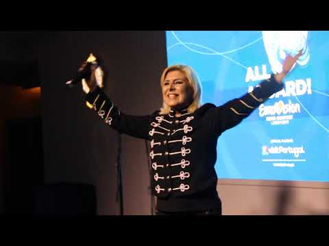 Nucha singing Há sempre alguém at Eurocafe in Lisbon