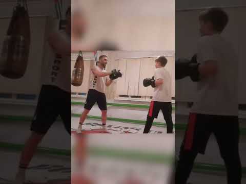 Джеб, уклон, кросс, джеб, кросс, хук слева.