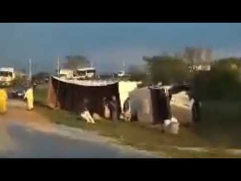 Camión volcó en Carmen del Paraná