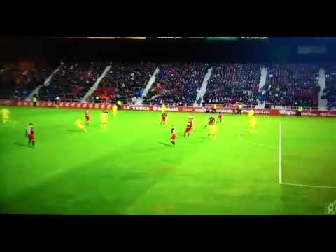 Manda el balón fuera del estadio Mirandés Villarreal