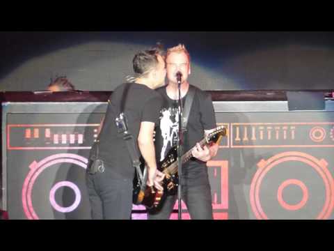 Blink 182 - First Date (KROQ XMAS, The Forum, Los Angeles CA 12/10/16)