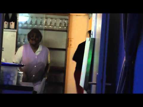 Tanzende Spülhilfe auf einer Hochzeit! Einfach Geil!