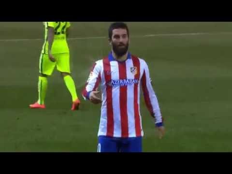 What happens when Arda Turan loses his shoe
