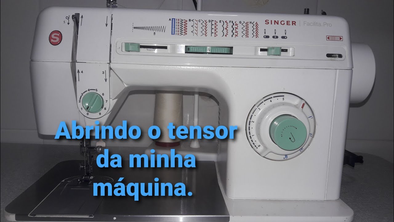 Como abrir e limpar o tensor da máquina Singer Facilita Pro para regular o ponto da costura.