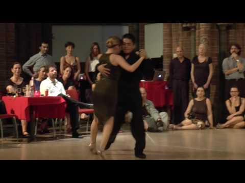  Carlos Espinoza  and  Noelia Hurtado Pitruzzella  are  dancing  to  "  Oro De Ley  "  by  Juan D'Arienzo