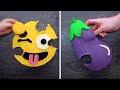 12 Hilarious Emoji Pull Apart Cupcake Designs