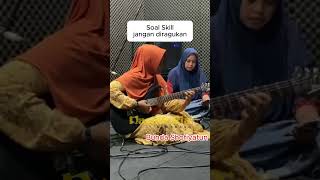 Download lagu Gak cuma unggul di keyboard dan biola, Gitar pun di sikatttt..Mantap Bunda Sofiyatun.. mp3