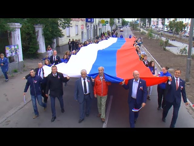 Тридцатиметровый флаг пронесли горожане