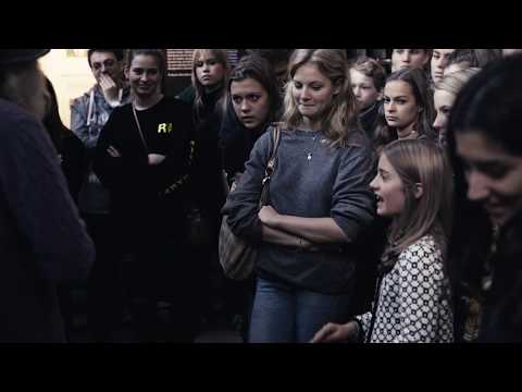 SchülerInnen führen zu "KAIROS. Der richtige Moment" mit Werken von W. Beltracchi und M. Fiorese