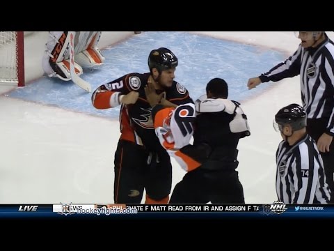 Wayne Simmonds vs Kevin Bieksa
