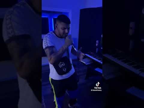 Feisty Kokkino kragion akukloforito (akapela)