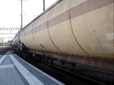 Re 6/6 "11657 Estavayer - le - lac" mit Güterzug in Olten