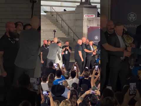 💥 C'est TENDU ! Ilia Topuria pousse Justin Gaethje lors de leur face à face