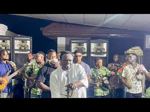 King Osupa performed his classic songs in a fresh new style, & fans went crazy—spraying him bundles 