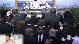 Family lowers Aretha Franklin&#39;s casket at Greater Grace Temple