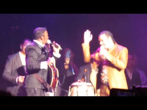 Antony Santos en tarima con Luis Vargas performing "Debate de 4"